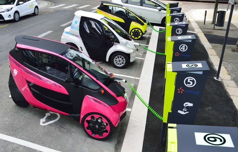 Le minicar elettriche introdotte a Grenoble grazie alla collorazione di Toyota