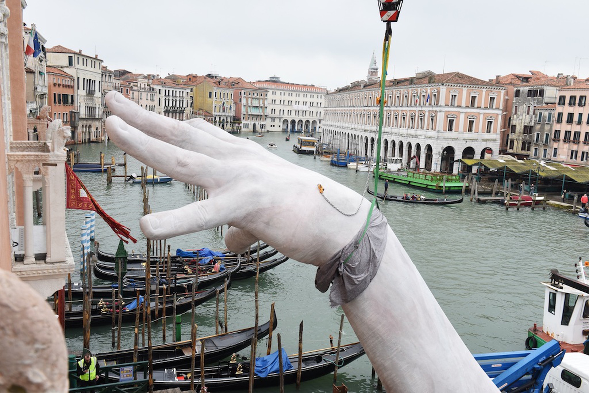 Lorenzo Quinn e l'opera Support a Venezia