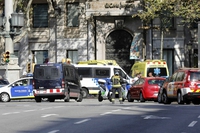 Barcellona, furgone contro la folla sulla Rambla: ci sono 15 vittime