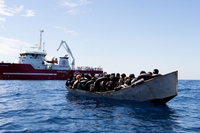 “È sempre una corsa contro il tempo”, parla Domenico Pugliese, comandante della Life support di Emergency che salva i migranti nel Mediterraneo