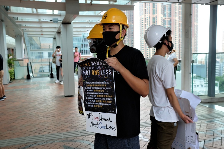 Attivisti fanno propaganda per la protesta di domenica fra gli studenti