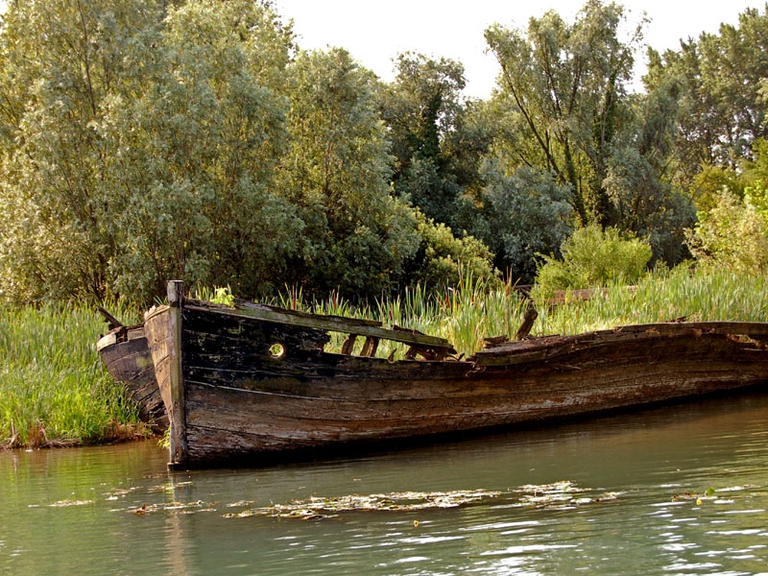 Uno dei burci abbandonati, un tempo utilizzati per navigare.