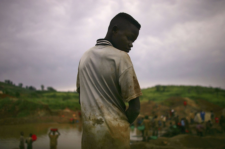Bambino sfruttato dall'industria mineraria