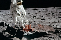 La Nasa annuncia di aver scoperto tracce di acqua sulla Luna