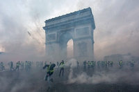 I gilet gialli protestano a Parigi. Le foto prima e dopo gli scontri