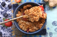Crumble speziato di fragole, mirtilli e mandorle