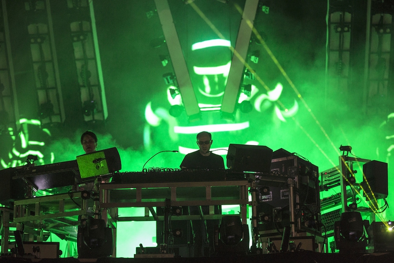 I Chemical Brothers (Tom Rowlands and Ed Simons) live sul the main stage con uno sfondo di luci neon di colore verde.