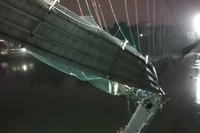 Crolla un ponte in India, nella città di Morbi: almeno 90 le vittime