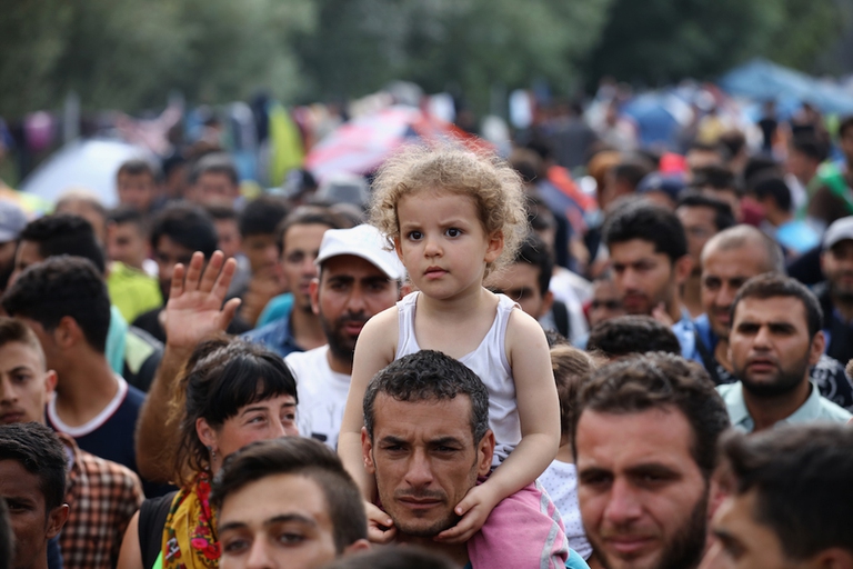 Protesta dei rifugiati prima di essere colpiti con gas lacrimogeni e idranti © Christopher Furlong/Getty Images