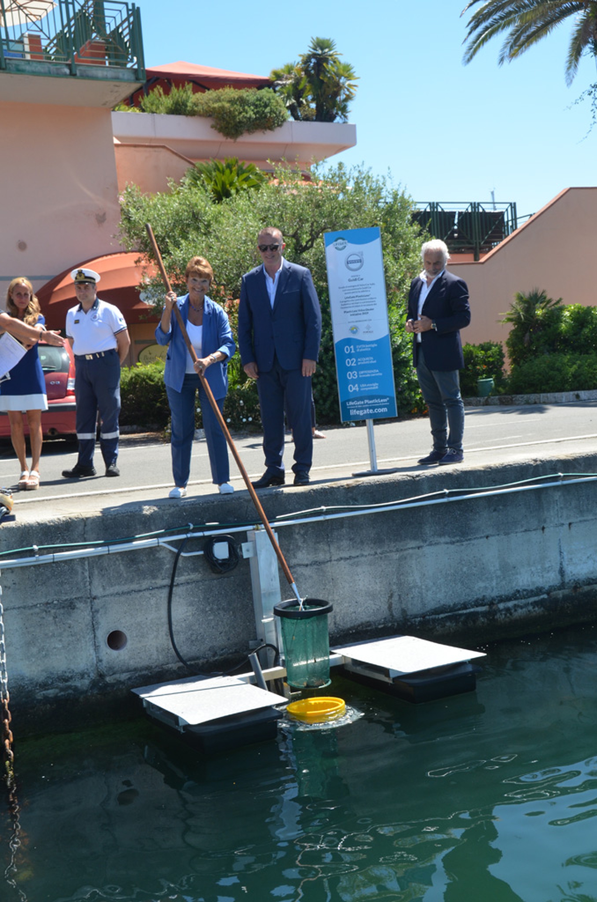 Posa del dispositivo Seabin di LifeGate