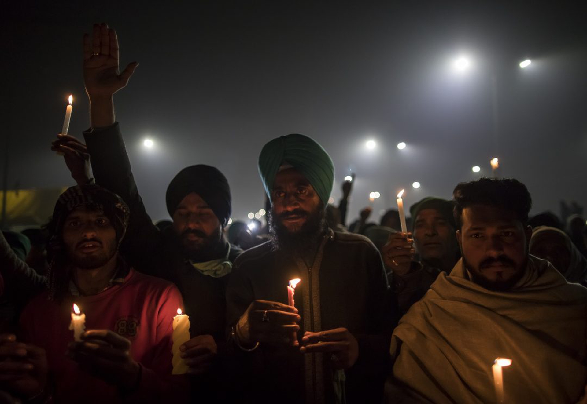 Da mesi in India migliaia di agricoltori sono accampati sull'autostrada per protesta. Ora il governo gli ha tolto internet