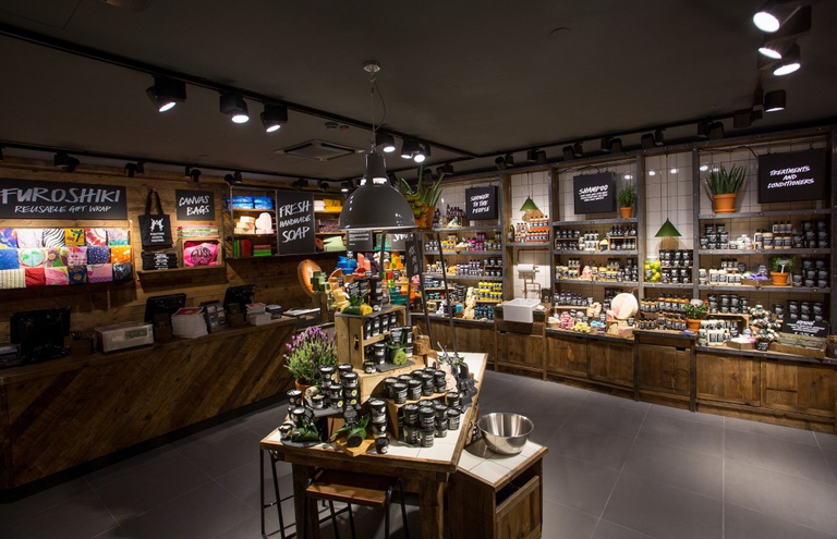 negozio lush legno riciclato