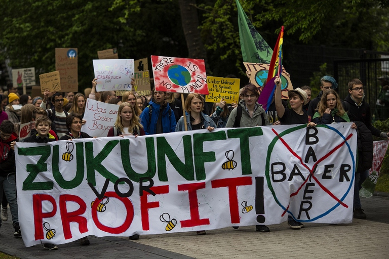 Marcia di protesta contro la Bayer a Bonn, Germania