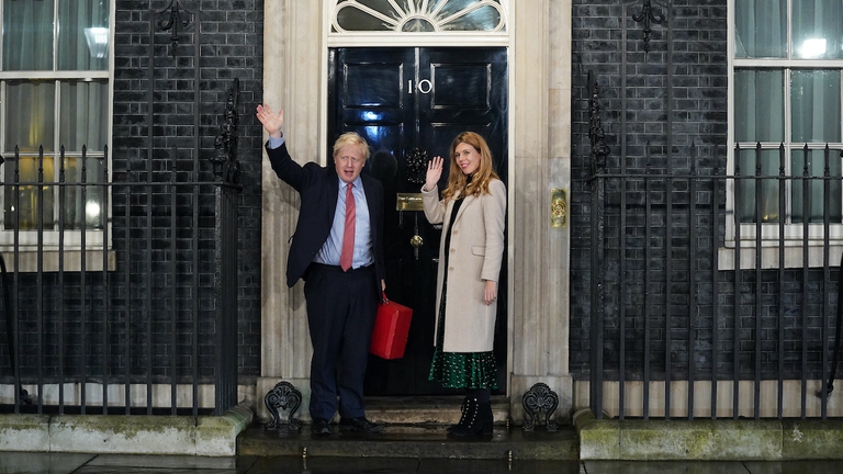 elezioni in regno unito 2019 boris johnson vota cane