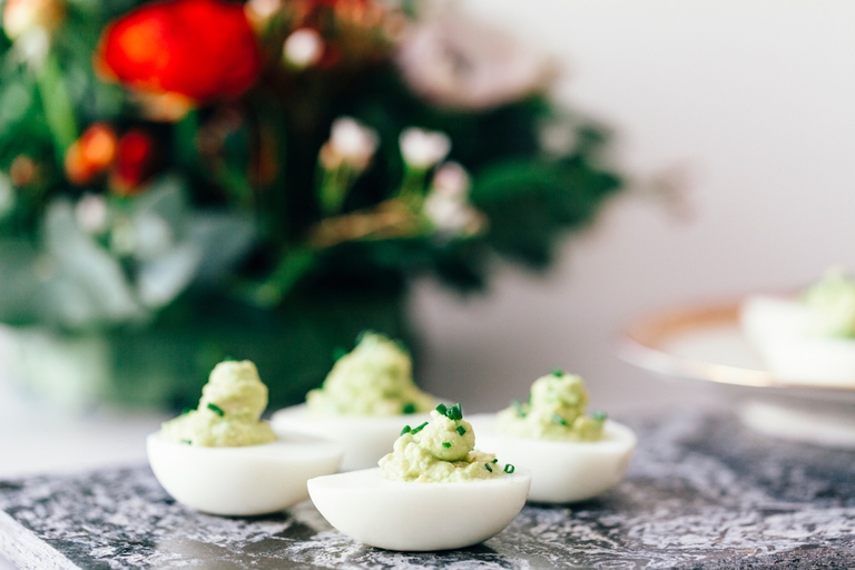 uova ripiene avocado erba cipollina