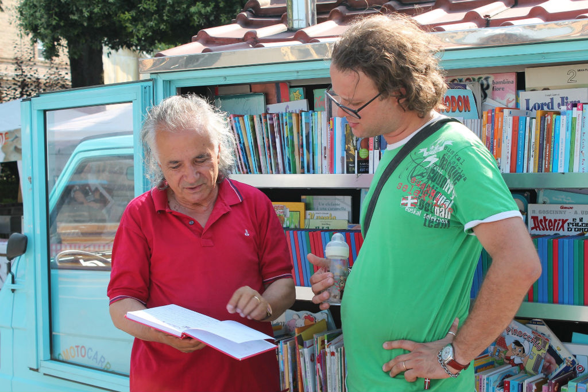 Il maestro che gira in apecar per portare i libri ai bambini