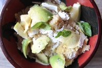 Insalata di quinoa con avocado, ricotta al forno e basilico
