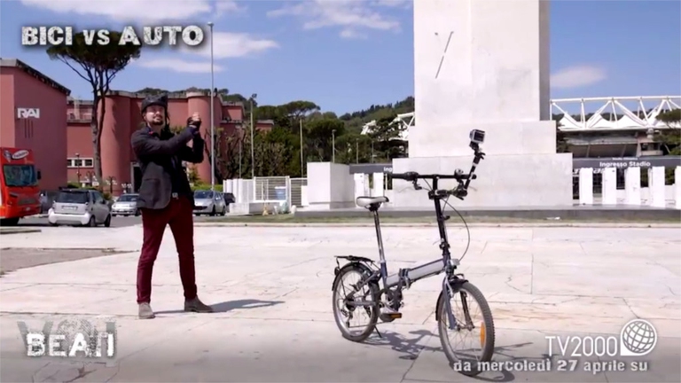 bicicletta batte auto