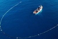 Ocean Cleanup, qualcosa non va, la macchina per la pulizia degli oceani è tornata in porto
