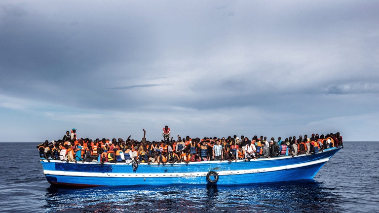 Barcone carico di migranti