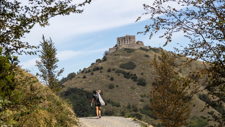 atleta durante una competizione di plogging 