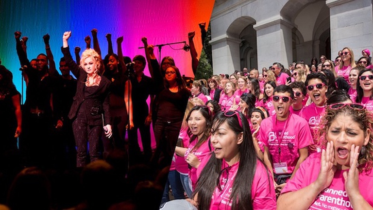 Cindy Lauper sulla sinistra; sulla destra donne con la maglietta rosa di Planned Parenthood.