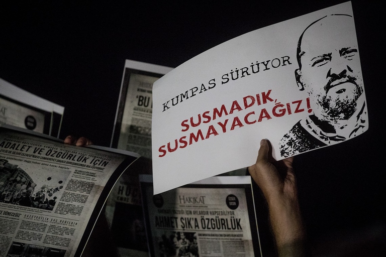 Manifestazione di protesta per le condanne dei giornalisti di Cumhuriyet