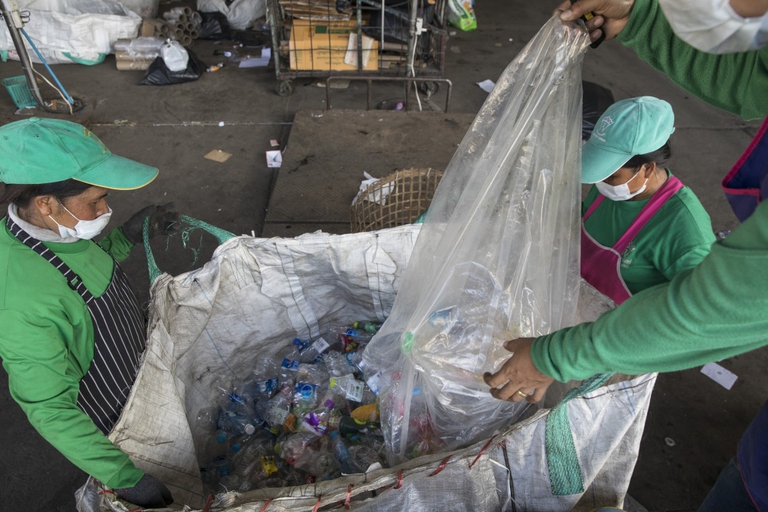 greenpeace report rifiuti plastici riciclati dalla moda