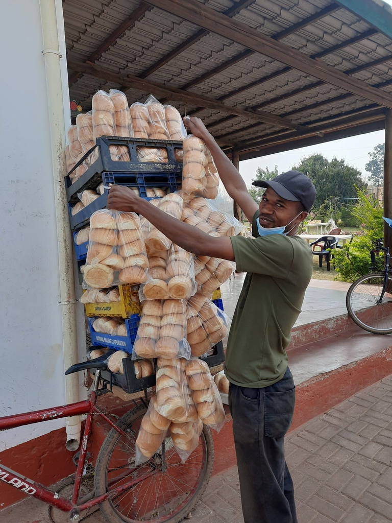 uomo pane San Marino Bakery