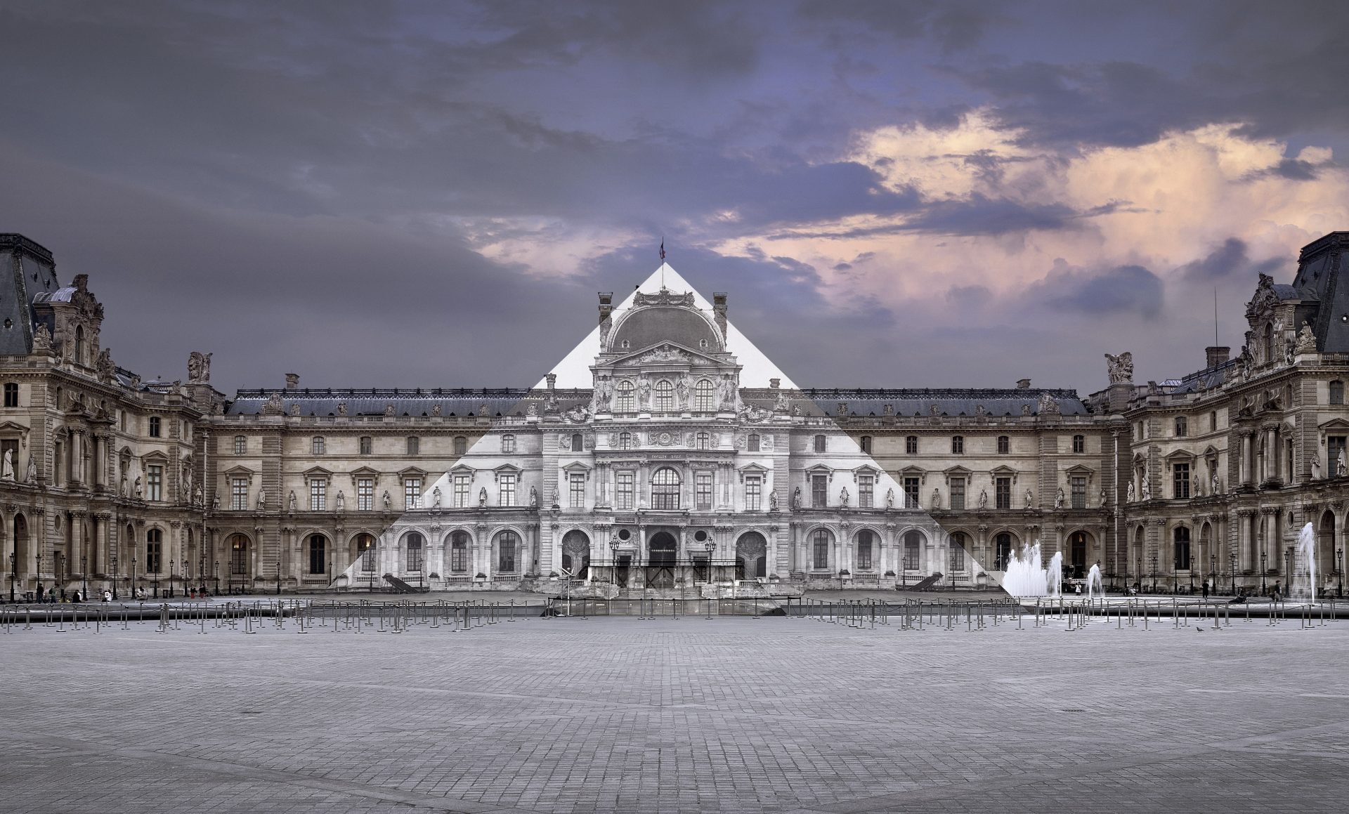 JR au Louvre, La Pyramide, 7 Juin 2016, 21H45 © Pyramide, architecte I. M. Pei, musée du Louvre, Paris, France, 2016