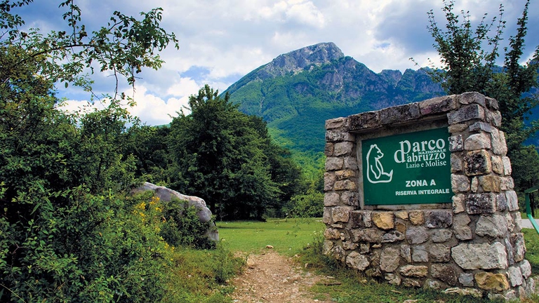 Il Parco Nazionale d'Abruzzo è uno dei più antichi d'Italia. La sua istituzione, avvenuta nel 1921, ha avuto un ruolo fondamentale nella conservazione di alcune specie iconiche come il lupo appenninico, la lince, il camoscio d'Abruzzo e l'orso bruno marsicano. Vanta una splendida varietà di ambienti, dai pascoli dei fondo valle alle alte cime rocciose; i due terzi del territorio è ricoperto da boschi di faggio. Ogni anno si contano quasi 2 milioni di visitatori.