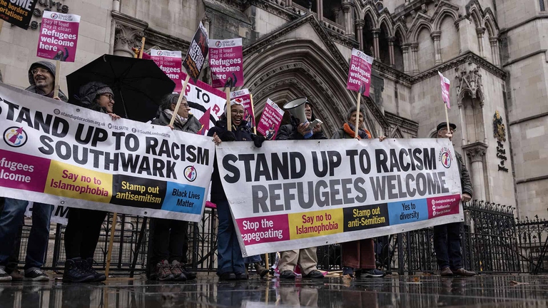 manifestazione invio richiedenti asilo in Ruanda