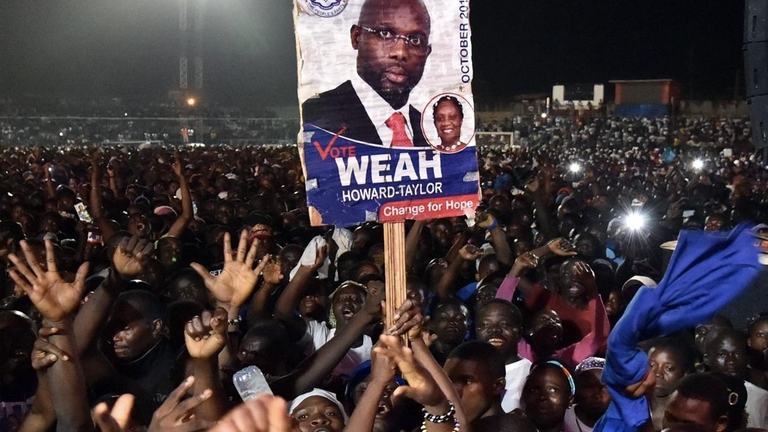 Al terzo tentativo - ci aveva provato sia nel 2005 che nel 2011, uscendo sconfitto - conquistando 12 contee su 15 George Weah è riuscito ad avere la meglio sul suo avversario politico Joseph Boakai, che è stato vicepresidente dal 2005.