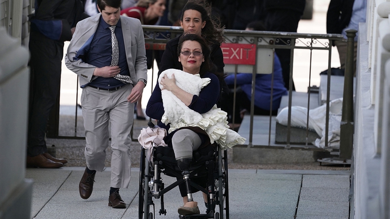 Tammy Duckworth arriva al Senato per allattare la figlia