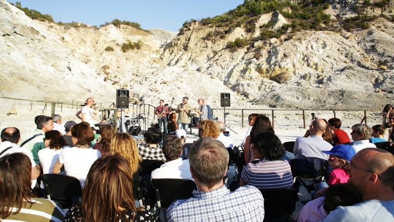 Folto pubblico per l'esperimento geologico-musicale sui Campi Flegrei @ Giulia Selvaggini