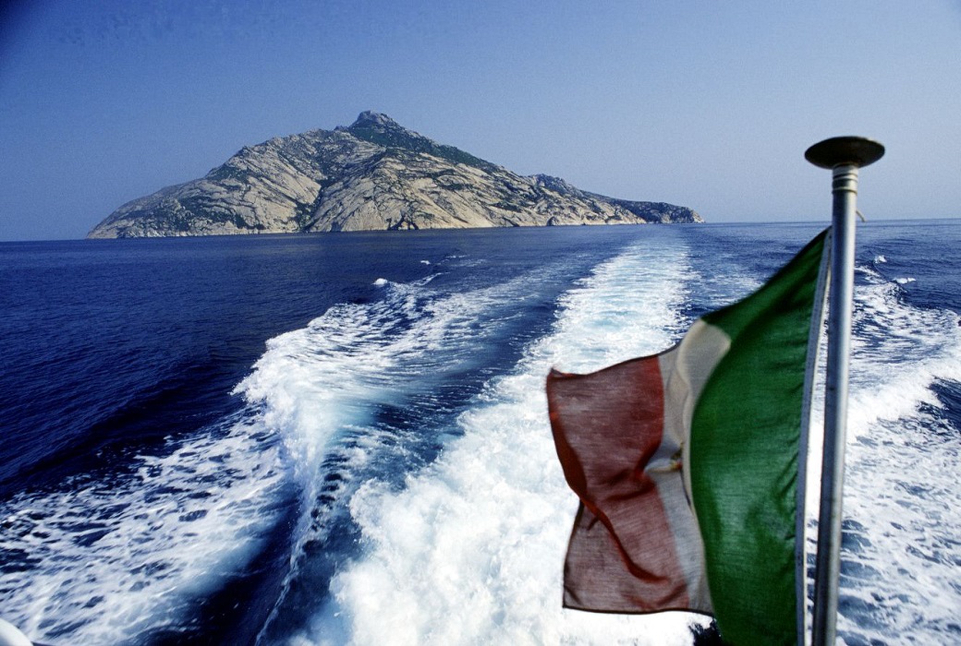 Sull'isola di Montecristo non è possibile pernottare e sono vietate la pesca e la balneazione