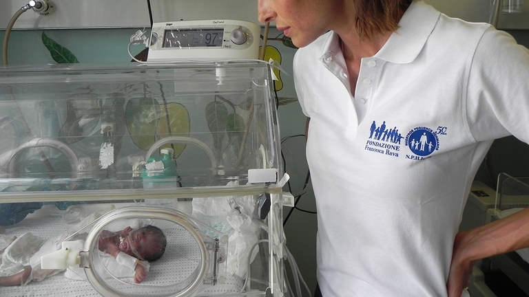 Bambino haitiano nell'incubatrice di uno degli ospedali della Fondazione Francesca Rava