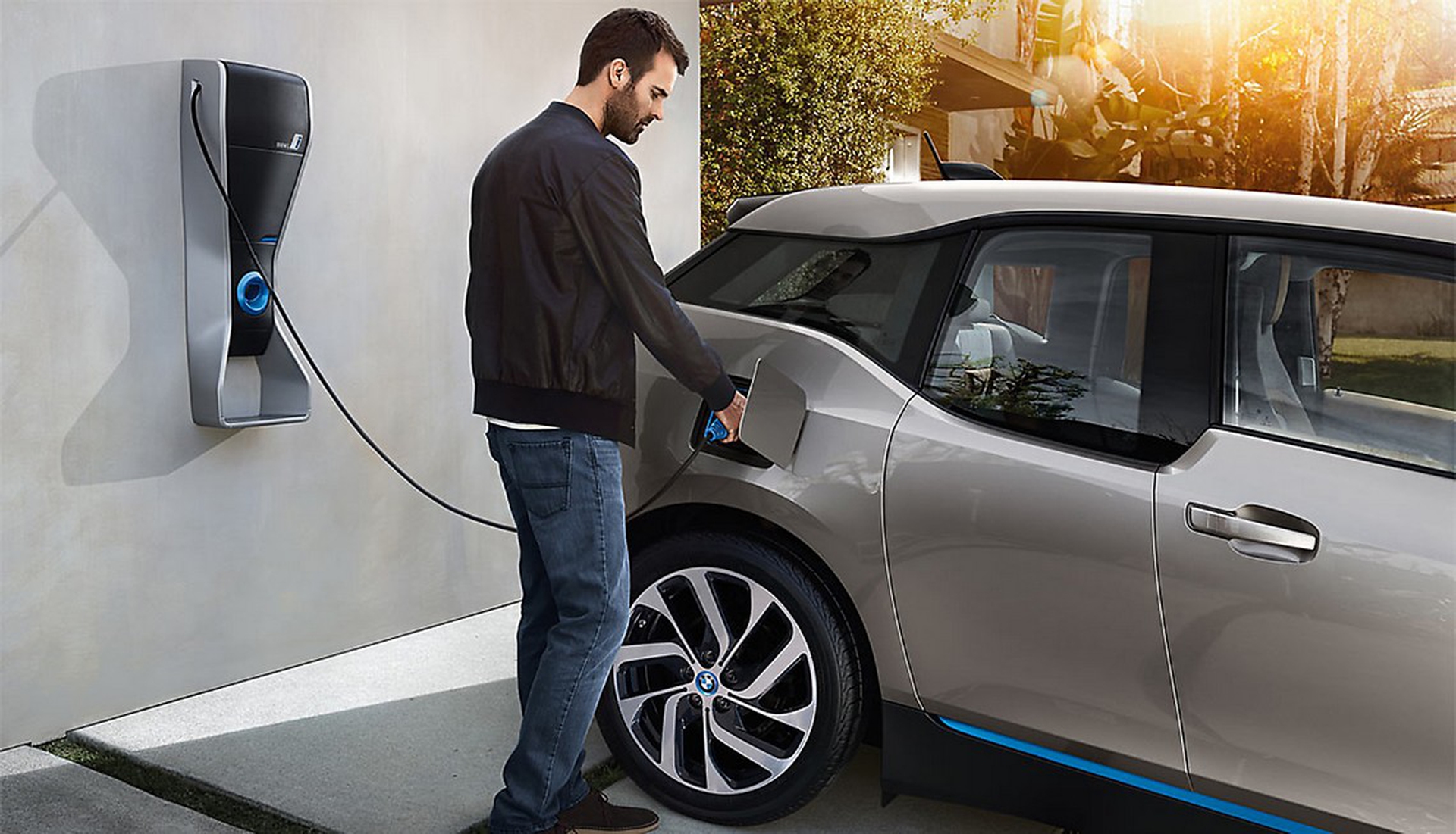 Ricaricare l'auto elettrica in casa: nuove disposizione dell'Unione Europea