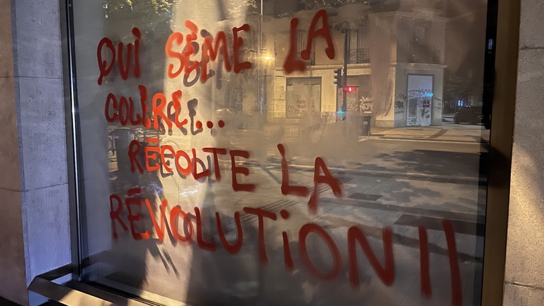 "Chi semina rabbia raccoglie rivoluzione", recita una scritta su una vetrina, dopo le manifestazioni per la morte del diciassettenne Nahel