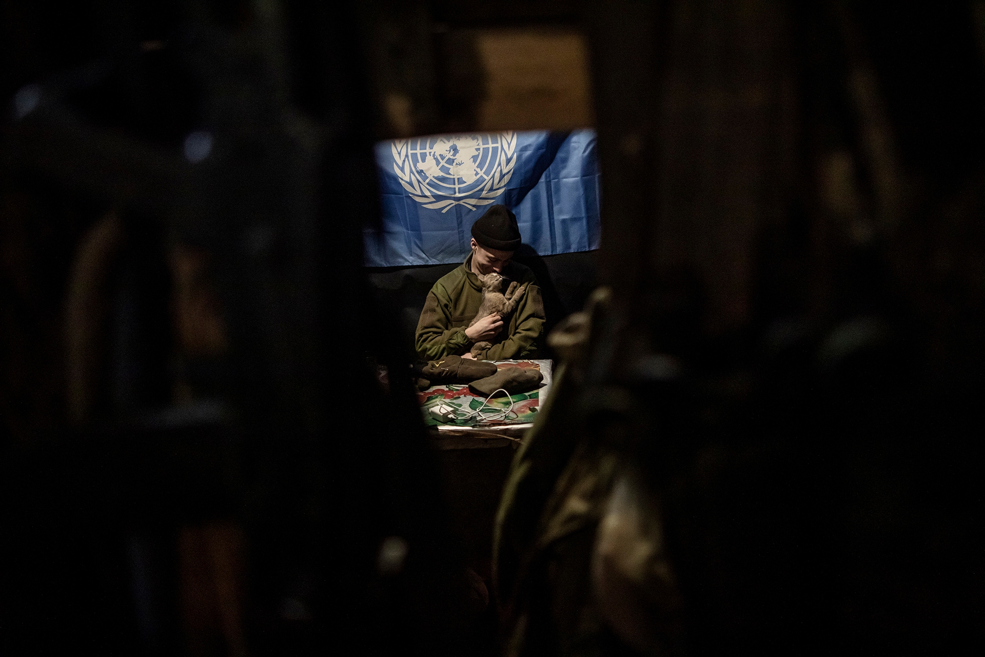 Un soldato con un gatto durante la guerra in Ucraina