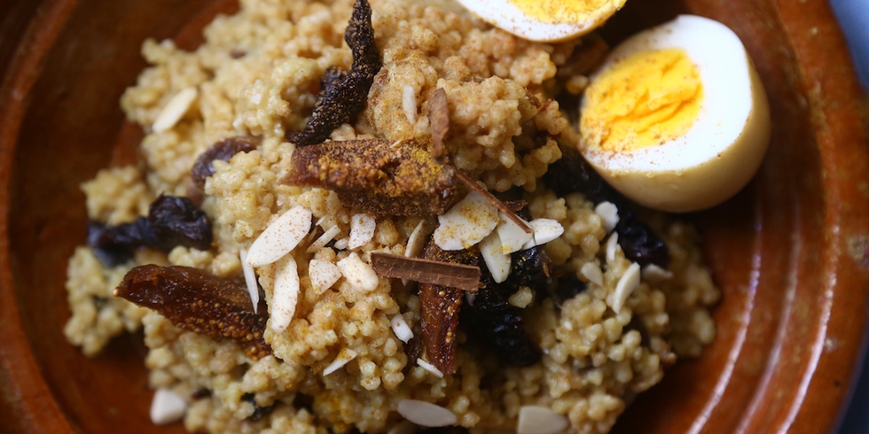 Couscous integrale al curry con frutta secca e uova sode marinate