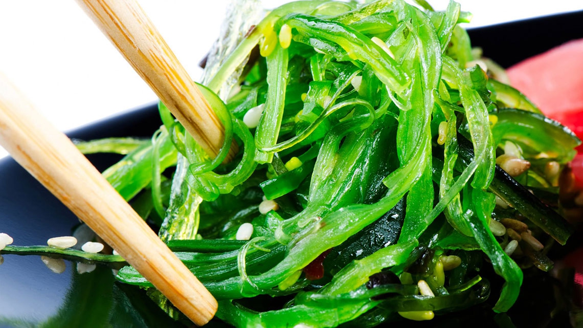 Можно ли морскую капусту при грудном. Ламинария черная капуста. Водоросли салат. Морская капуста с мясом. Можно ли морскую капусту при грудном.