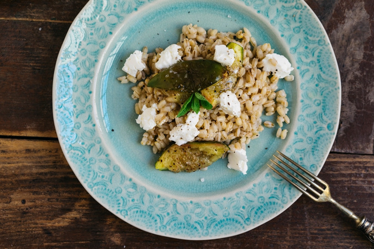 Insalata di orzo, fichi grigliati e robiola