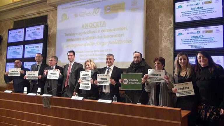 5504 candidati alle elezioni politiche si sono impegnati a bocciare nel prossimo Parlamento la ratifica del CETA, l’accordo commerciale di libero scambio tra Europa e Canada che mette a rischio agricoltura, ambiente, diritti dei consumatori e dei lavoratori. Le adesioni degli aspiranti parlamentari sono state raccolte da Coldiretti su tutto il territorio nazionale, presso i Mercati degli agricoltori di Campagna Amica, dalla campagna #NoCeta #NonTratto promossa da Stop TTIP / Stop CETA e dall’iniziativa di Fondazione UniVerde, TeleAmbiente e SOS Terra Onlus attraverso una chiamata all’azione lanciata ai candidati di tutti gli schieramenti: bocciare la ratifica del CETA e cambiare l’agenda commerciale europea.
