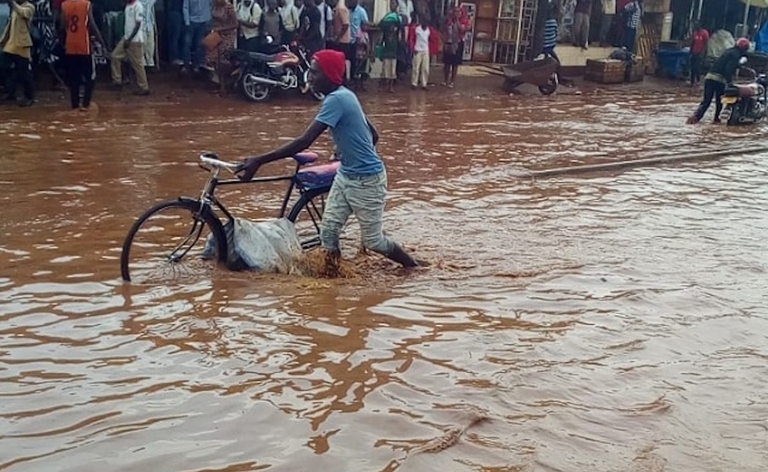 Crisi climatica in Uganda, decine di morti a causa di inondazioni lampo