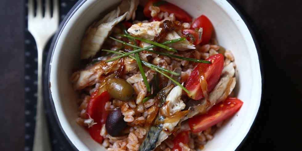 La ricetta dell’insalata di farro con olive, sgombro agrodolce e datterini