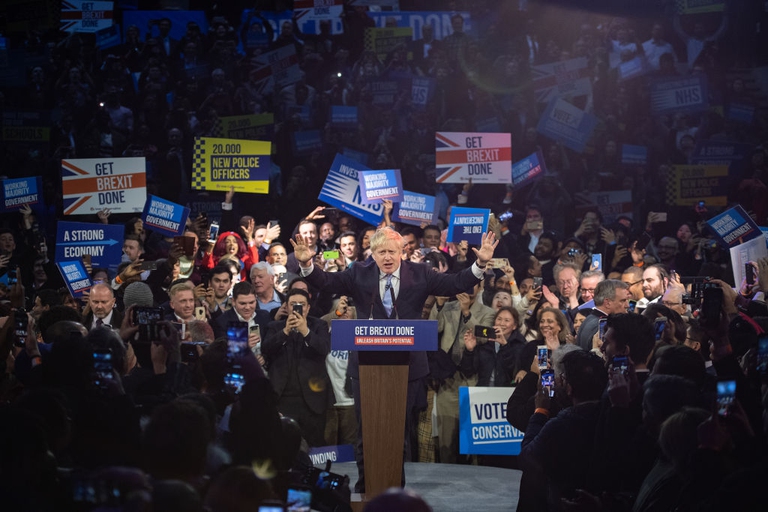 elezioni in regno unito 2019 boris johnson vota cane