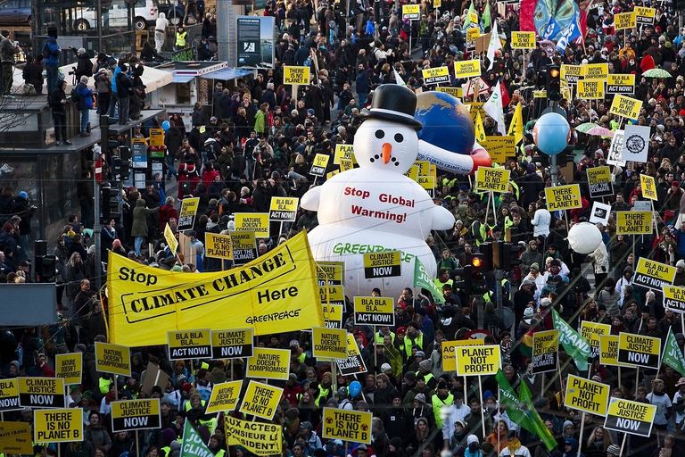 epa01963348 Demonstrators take part in the protest against climate change in the center of Copenhagen, Denmark, 12 December 2009. Thousands of people demonstrated in the Danish capital on 12 December for action by the UN climate conference to halt global warming. The procession wound its way from the Folketing, the parliament, to the conference site, the massive Bella Center outside the city centre. Up to 100,000 people took part in the largely peaceful protest, organizers said, though police estimated the number at closer to 10,000 when the march got under way. Smaller solidarity demonstrations were held in Greece, Spain, Germany and other countries. EPA/ANDERS DEBEL HANSEN DENMARK OUT
