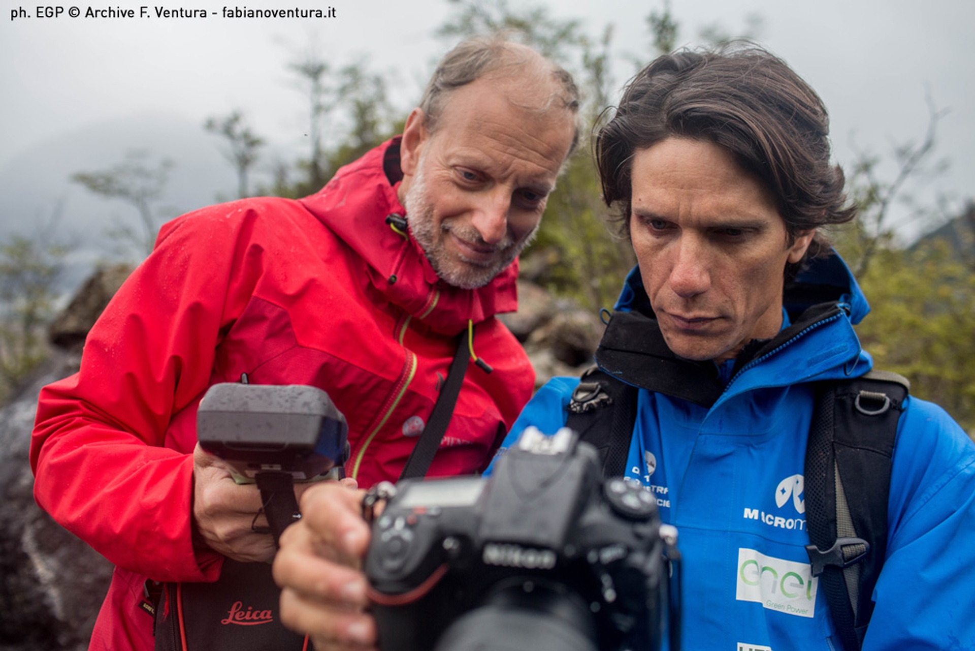 Mattia Crespi e Fabiano Ventura durante la georeferenzazione dei transetti fotografici sul ghiacciaio Exploradores