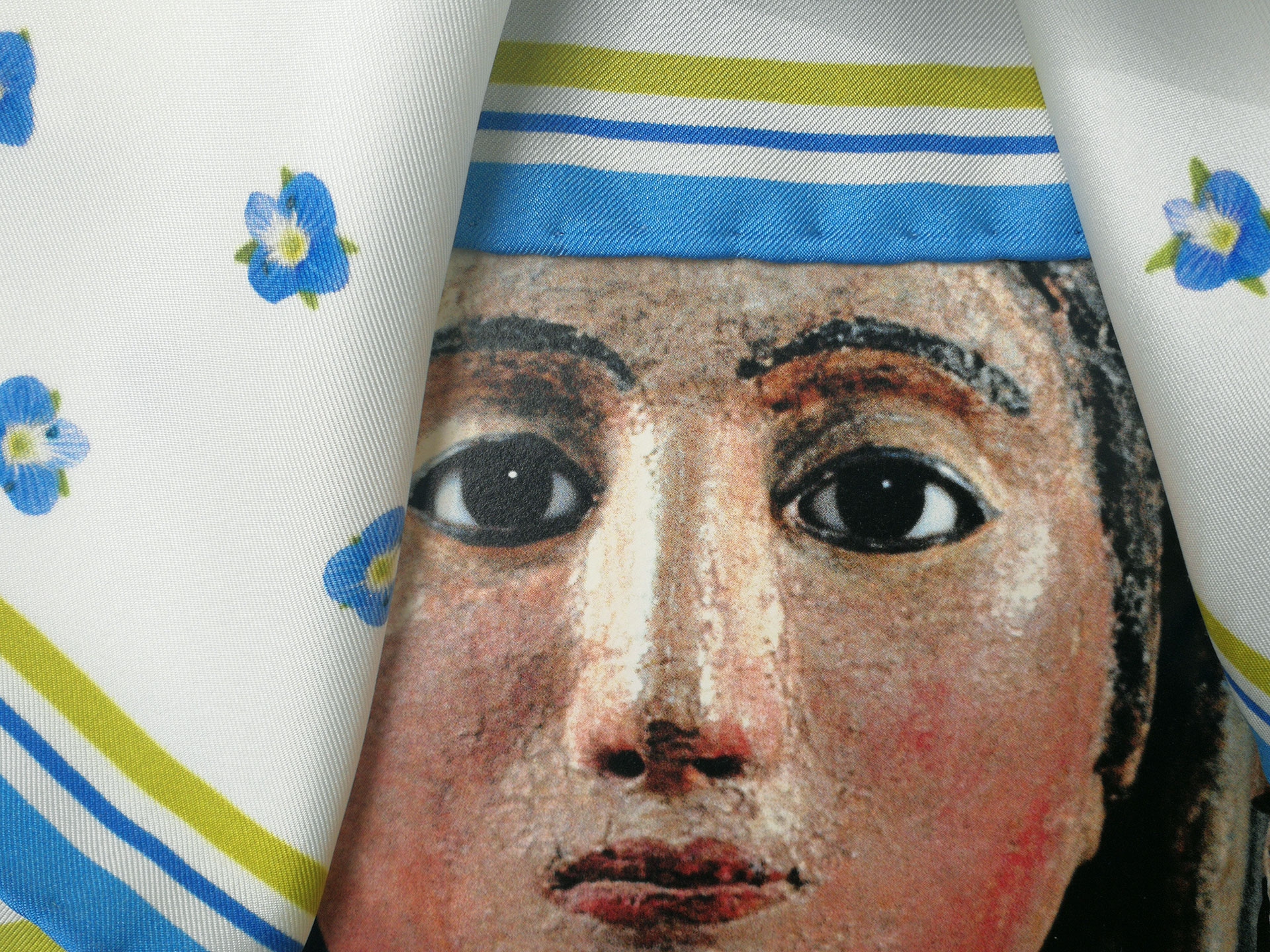 Madonna lignea con foulard